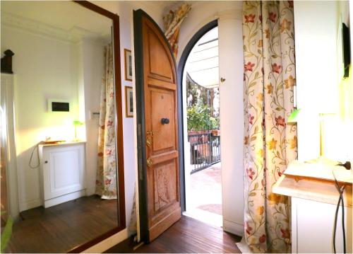una porta aperta in una stanza con corridoio di Secret Garden Villa Borghese a Roma