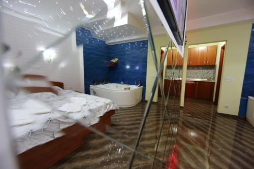 een kamer met een bed en een bad. bij Villa Maki in Ohrid
