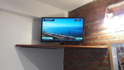En tv och/eller ett underhållningssystem på Cabañas Detras del Ciprés