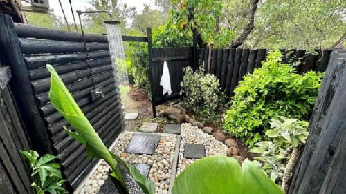 un jardín frente a una valla de madera en Kruger Kumba - Lahlekile Nathi, en Marloth Park