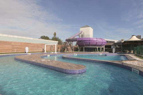 ein Schwimmbad mit einer Rutsche in der Mitte in der Unterkunft Edwards Holiday Home in Blackpool