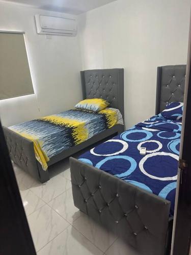 Een bed of bedden in een kamer bij Cozy apartment Terrazas del Este La Romana