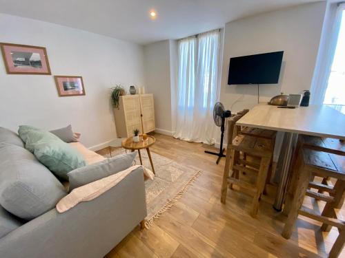 un salon avec un canapé et un bureau dans l'établissement Appartement Cannes Centre, à Cannes
