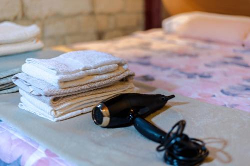 una pila de toallas y un par de gafas sobre una mesa en Country Villa with Netflix and Swimming Pool en Volterra