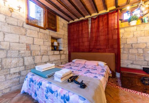 1 dormitorio con 1 cama con toallas en Country Villa with Netflix and Swimming Pool, en Volterra