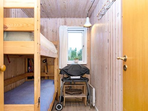 Zimmer mit 2 Etagenbetten und einem Fenster in der Unterkunft Holiday home Hvide Sande CXV in Hvide Sande