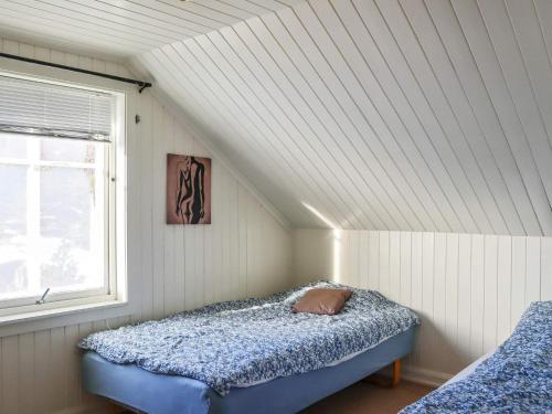 Pokój z łóżkiem na poddaszu z oknem w obiekcie Holiday home Songe w mieście Songe