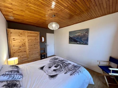 une chambre avec un lit avec une photo dessus dans l'établissement Duplex rénové pour 14 pers, avec balcon et parking - FR-1-624-92, à Samoëns