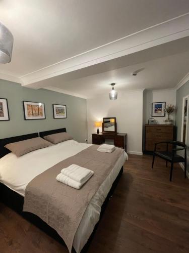 - une chambre avec un grand lit et 2 serviettes dans l'établissement Kittiwake Number 4A - Town Centre Ground Floor, à Bridlington