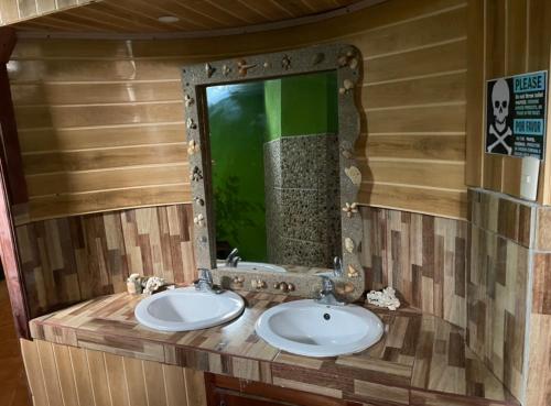 Baño con 2 lavabos y espejo en La Perla Negra Eco Pirate Resort en Puntarenas