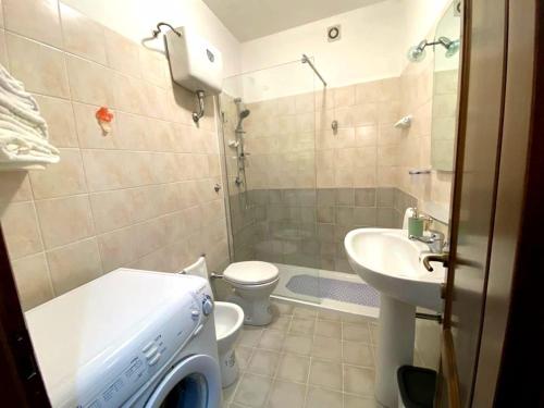 Un baño pequeño con inodoro y lavabo. en Casa Vacanze La Civita, en Castel di Sangro
