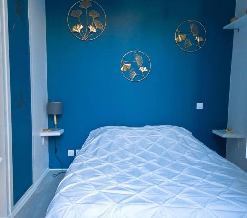 1 dormitorio azul con 1 cama con paredes azules en Le Ginkgo biloba en Luchon