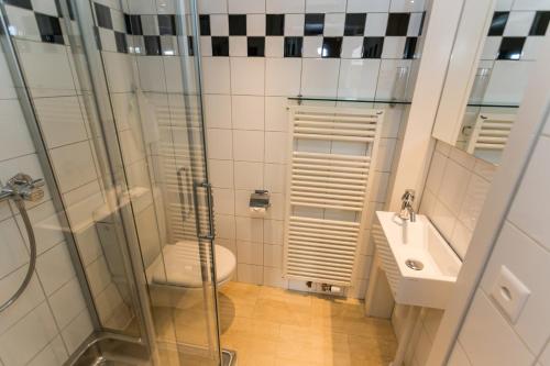 Ett badrum på Luxury Apartments Justingerweg Bern