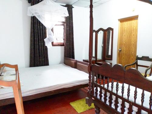 1 Schlafzimmer mit 2 Betten und einem Fenster in der Unterkunft Green Herbal Ayurvedic Eco-Lodge in Galle