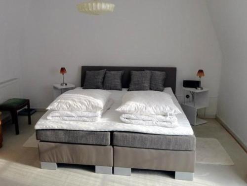 Llit o llits en una habitació de Denkmalgeschützte van de Velde-Villa