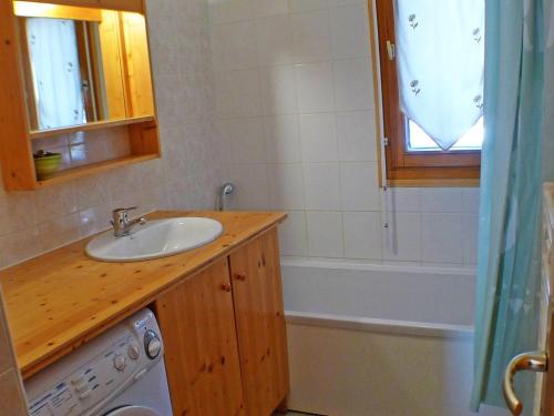 a bathroom with a sink and a washing machine at Appartement 4 pièces au coeur de Samoëns - Résidence Les Grandes Alpes - FR-1-629-87 in Samoëns