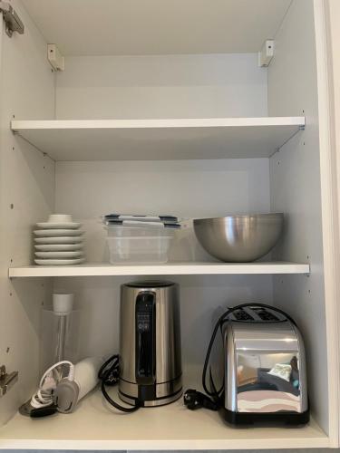 une cuisine avec une cafetière et un grille-pain dans l'établissement Duinenblik 5, à Nieuport