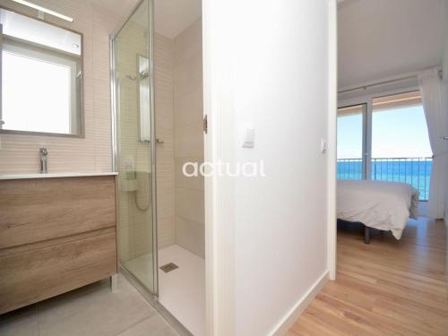 ein Bad mit einer Dusche und einem Waschbecken in der Unterkunft Beach Palace B-2 in Platja  d'Aro