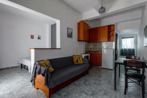 a living room with a couch and a kitchen at Beautiful apartment LA in Larisa