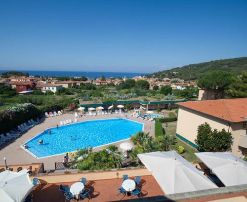 - une vue sur la piscine d'un complexe dans l'établissement Hotel Residence isola verde, à Marciana Marina