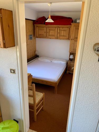 a small bedroom with a bed in a room at T2 PUY SAINT VINCENT in Puy-Saint-Vincent