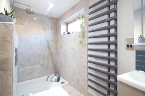 uma casa de banho com um chuveiro, uma banheira e um lavatório. em 16 St Martins near to Steep Hill em Lincoln