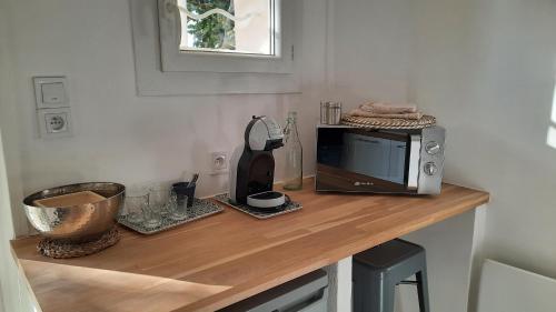 Il comprend un comptoir avec un four micro-ondes et un grille-pain. dans l'établissement Les Bois Flottés . Plage de la Verne, à La Seyne-sur-Mer
