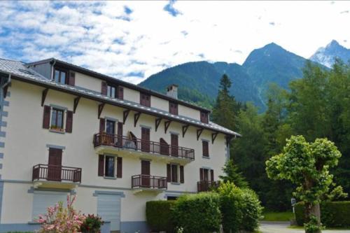 budynek z balkonami i górami w tle w obiekcie Mer de Glace w Chamonix-Mont-Blanc