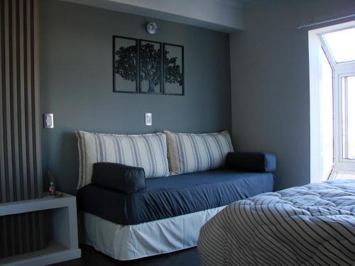 a living room with a couch and a bed at Departamento Rivadavia in Santa Rosa