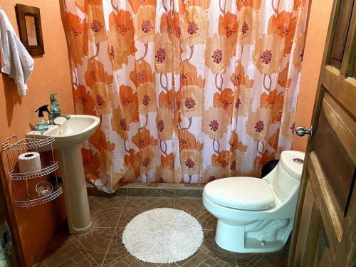 ニコヤにあるCasa Brizaのバスルーム(トイレ、洗面台付)
