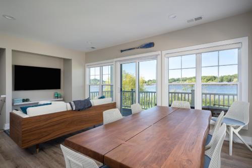 Televisyen dan/atau pusat hiburan di Luxurious Home on Lake Kalamazoo