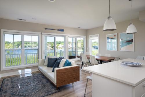 Ruang duduk di Luxurious Home on Lake Kalamazoo