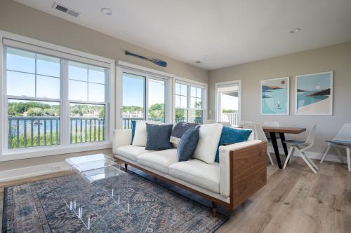 Ruang duduk di Luxurious Home on Lake Kalamazoo
