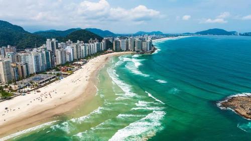 una vista aérea de una playa con edificios y el océano en Casa de praia, en Guarujá