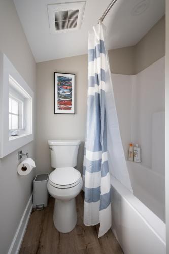 Bilik mandi di Luxurious Home on Lake Kalamazoo