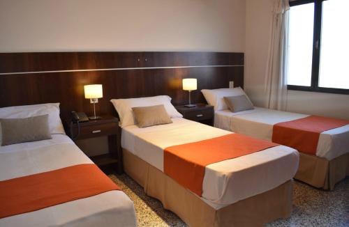 um quarto de hotel com duas camas e duas lâmpadas em Apartamentos Ref em Salta