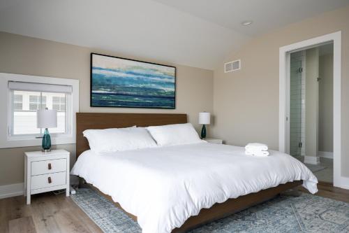 Katil atau katil-katil dalam bilik di Luxurious Home on Lake Kalamazoo