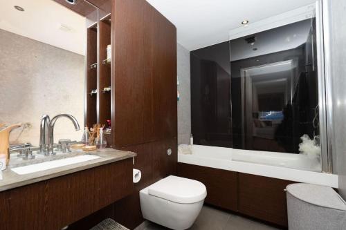 a bathroom with a toilet and a sink at Charming Manhatten studio Apartment Chelsea in London
