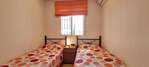 mały pokój z dwoma łóżkami i oknem w obiekcie Homes of Spain, Al Andalus Thalassa JO, Apartamento con vistas, WIFI w mieście Vera