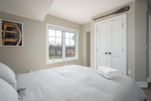 Katil atau katil-katil dalam bilik di Luxurious Home on Lake Kalamazoo