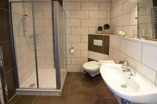 y baño con lavabo, ducha y aseo. en Haus Christiane, en Berumbur