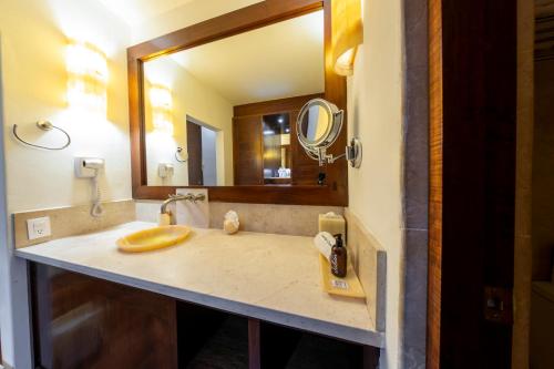 baño con lavabo y espejo grande en Hotel Boutique Casa San Diego, en Morelia