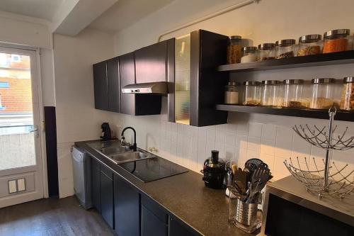 une cuisine avec un évier et un plan de travail dans l'établissement CENTRE, 3P/TERRASSE , 300 m PLAGES., à Cannes