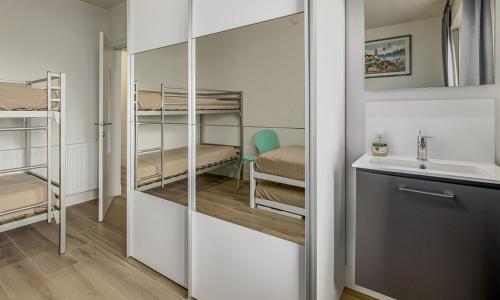a small room with a sink and bunk beds at BAUDOIN 05.03 in De Panne