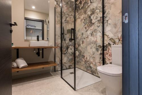 バレイロスにあるSolarena Bistrotのバスルーム(シャワー、洗面台、トイレ付)