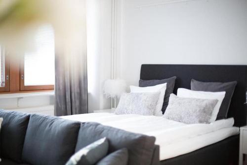 Un dormitorio con una cama grande y un sofá. en Hilma's apartment, en Rovaniemi