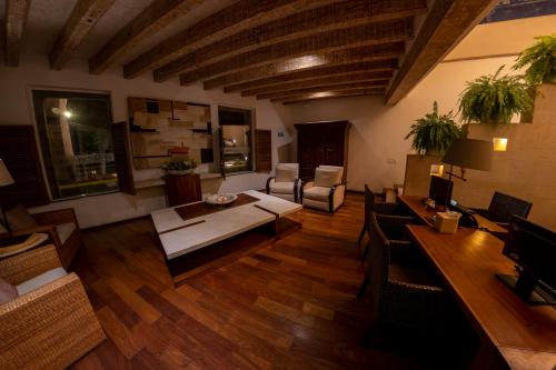 Hotel Boutique Casa San Diego في موريليا: غرفة معيشة مع أريكة وطاولة