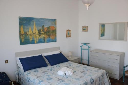 1 dormitorio con 1 cama con 2 toallas en ROSSINI APARTMENT FRONTE MARE en Follonica