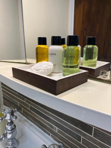 3 botellas de productos para el cabello sentadas en un lavabo en Low Fell, en Ulverston