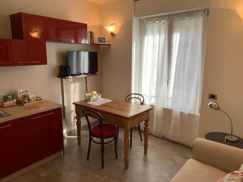 una piccola cucina con tavolo in legno e una sala da pranzo di PAVIA CENTRO a Pavia